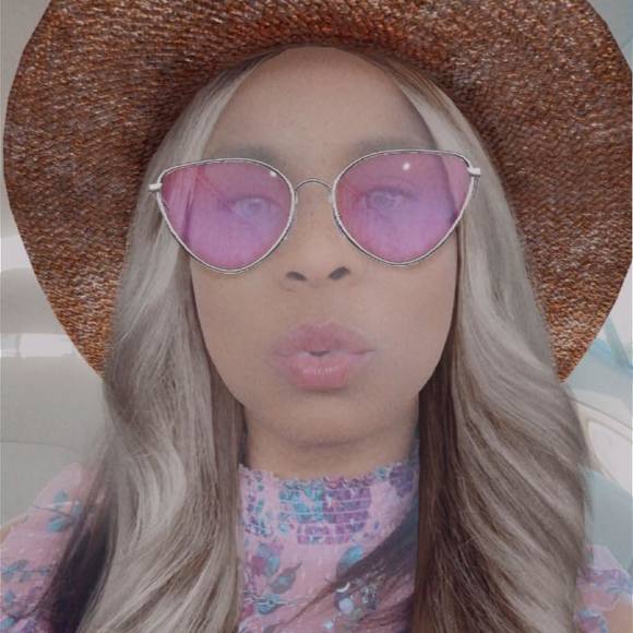 Poshmark profile picture for @yosy